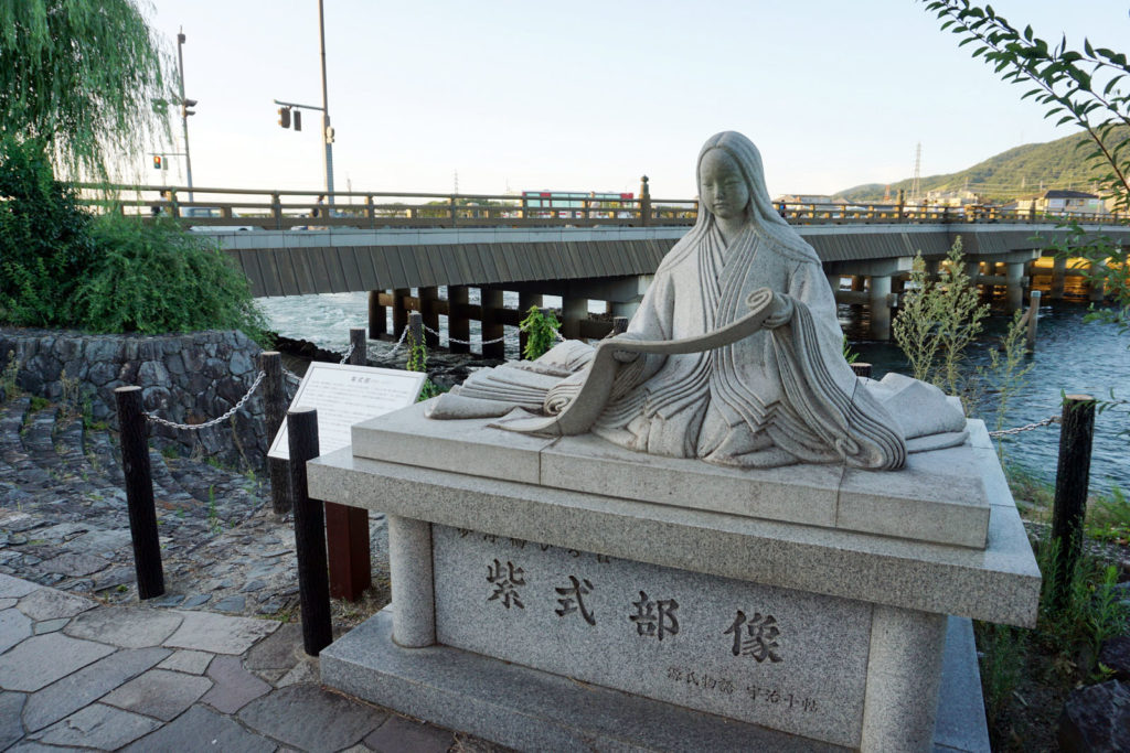 Murasaki Shikibu, statua a Uji (Kyoto) by Ctny [CC BY-SA 4.0], from Wikimedia Commons