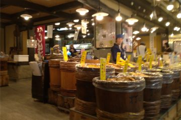 Kyoto Nishiki Market mercato Giappone 1 GuidaGiappone